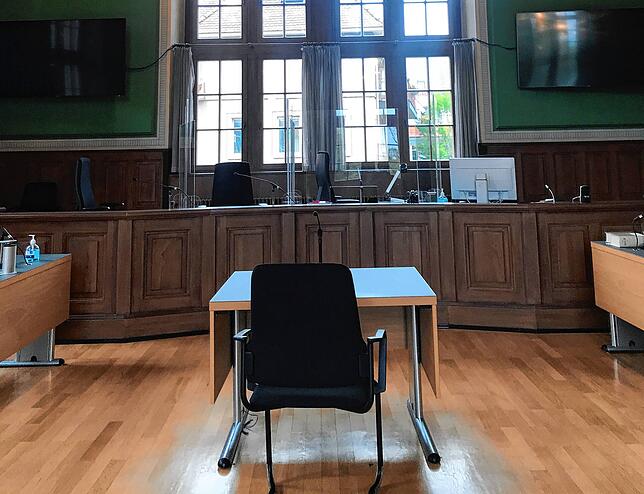 Saal 1 im Amtsgericht Villingen: Auf dem Stuhl vor der Richterbank nehmen die Zeugen Platz.