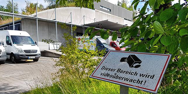(Archivbild vom Sommer 2023) Die Einbrecher im Fruchthof ließen sich auch nicht von diesem Schild abhalten – falls sie es ...