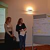 Janne Hesse (Rapp Trans), Katharina Riedel (Translake) und Bürgermeister Volker Frede begutachten die Einschätzungen der Bürger zu den ...