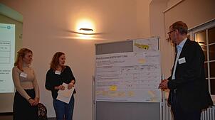Janne Hesse (Rapp Trans), Katharina Riedel (Translake) und Bürgermeister Volker Frede begutachten die Einschätzungen der Bürger zu den ...