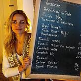 Mitarbeiterin Sandra Franke präsentiert die Tafel mit dem Menü der italienischen Woche. Speisekarten gibt es in dem Pop-Up-Restaurant ...