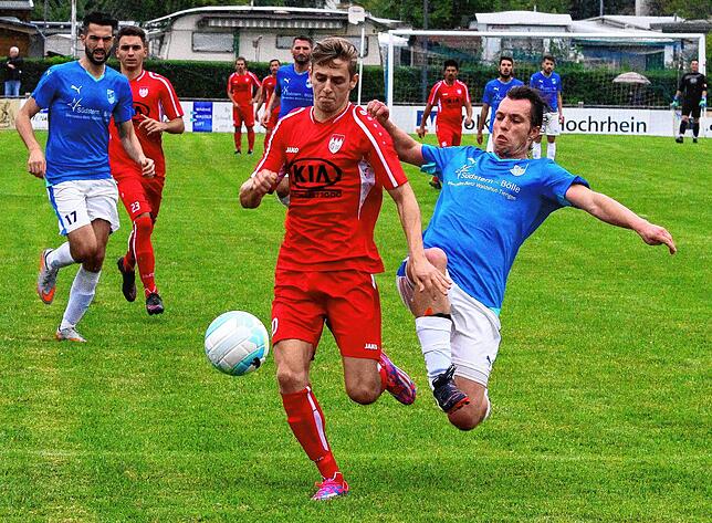 Auf dem Weg zum Tor im Derby: Im Herbst 2016 gastierte Shaban Ljimani (links gegen Thorsten Bittl) mit dem FC Tiengen 08 in der ...