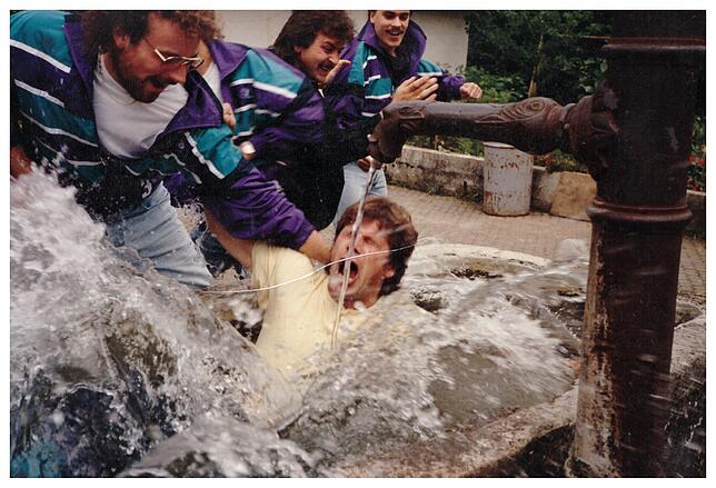 Derber Spaß: Weisweils Trainer Karl Martini wird nach dem Titelgewinn in der Kreisliga B im Spieljahr 1989/90 durch den Brunnen gezogen ...