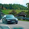 Eine Frau geht neben einem Fahrzeug mit Personenschützern durch Ibach im Hotzenwald, wo sich Alexej Nawalny derzeit aufhält.