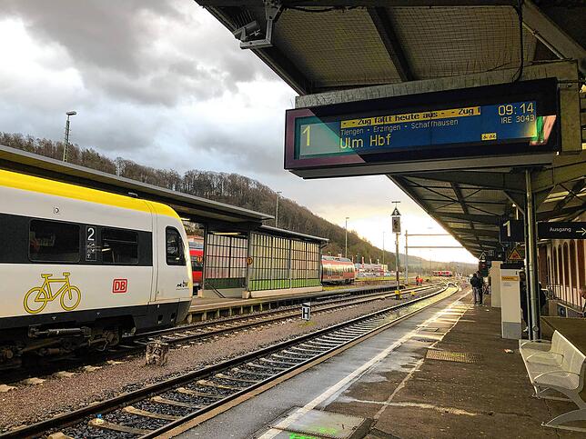 Stillstand am Waldshuter Bahnhof: Wegen des Sturmtiefs Sabine fallen die Züge auf der Hochrheinstrecke aus. Die S-Bahn in die Schweiz ...