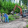 Mit schwerem Gerät sind Mitglieder des Radsportvereins im Gemeindewald von Mönchweiler dabei, den alten Bikeparcours wieder auf ...