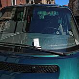 Wer sein Auto nicht ordnungsgemäß abgestellt hat, riskiert einen Strafzettel. Dann müssen Autobesitzer 25 Euro bezahlen.