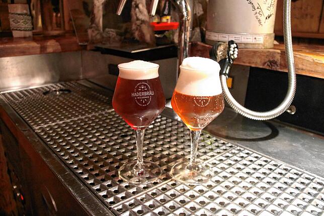 Passend zum Sommerausklang. Der „Red Summer Dream“ links ist säurelastiger. Der „Hoppy Charly“ schmeckt sehr ...