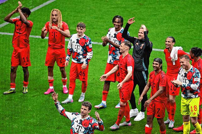 Münchens Thomas Müller (vorne) sowie Harry Kane und weitere Mannschaftskameraden bedanken sich nach der Partie bei den Fans.