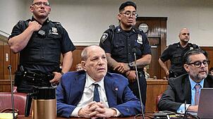 Der ehemalige Hollywood-Filmproduzent Harvey Weinstein erscheint am 10. Juni 2025 im Strafgerichtshof in Manhattan während seines ...