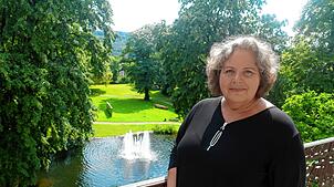 Auf dem Balkon des Kulturhauses Villa Berberich: Christine Stanzel, die die städtischen Ausstellungen in den Räumen organisiert.