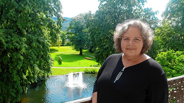 Auf dem Balkon des Kulturhauses Villa Berberich: Christine Stanzel, die die städtischen Ausstellungen in den Räumen organisiert.