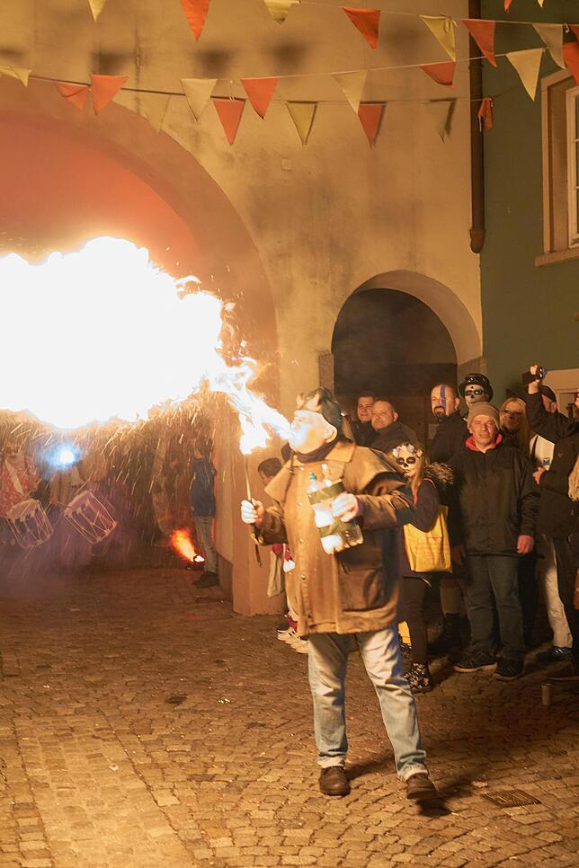 Angefeuert: Der Feuerspucker führte den Zug aus über 1.000 Hästrägern und Guggenmusiken an. BILDer: JULIA BECKER