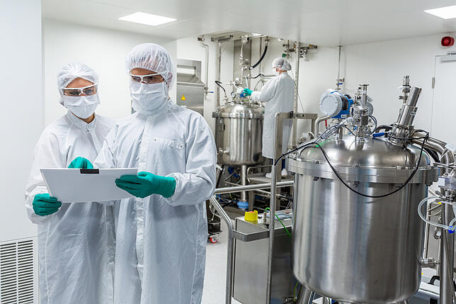 Zwei Forscher untersuchen Viren, Antikörper, Proteine in der Forschungseinrichtung.