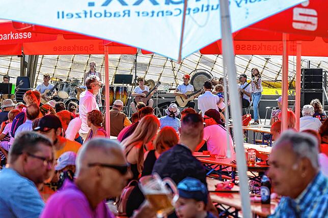 Bild 1: Bilder vom Festbetrieb auf der Promenade beim Hausherrenfest