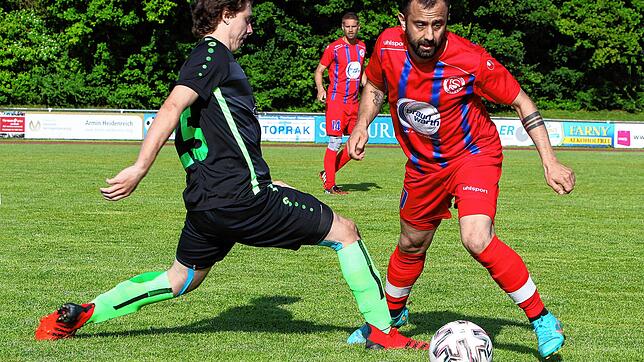Dir Rückrunde geht los in der Bezirksliga: Der FC Steißlingen um Tomas Vera Brassel (links) trifft auf Salem (Pasquale Sabino).