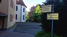 Nicht jeder Schulplatz, hier der Villinger Karl-Brachat-Realschule muss asphaltiert sein. Doch das Entsiegeln ist nicht billig.