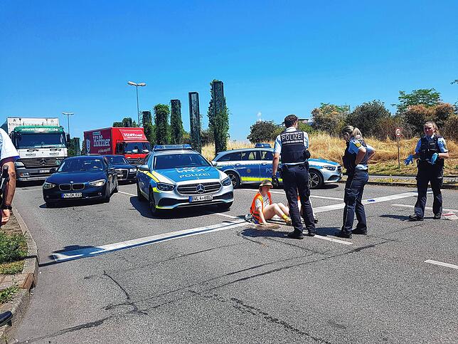 Die Polizei forderte die Aktivisten zunächst dreimal auf, die Straße zu räumen, und klärte über die Konsequenzen auf.