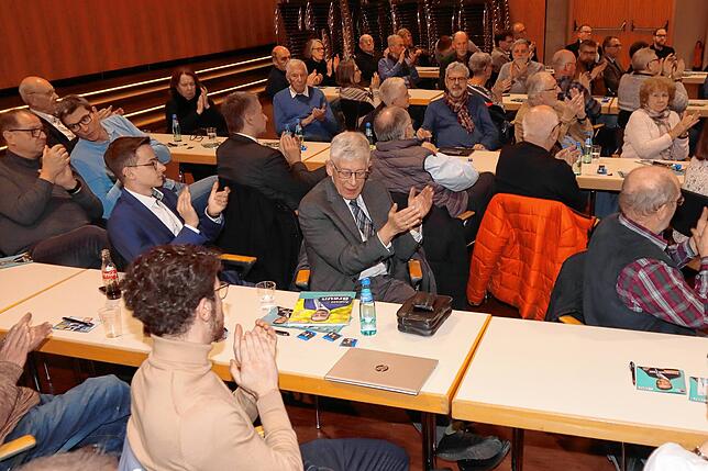 Die Anwesenden applaudieren für die Vorstellungsrede von Andreas Braun.