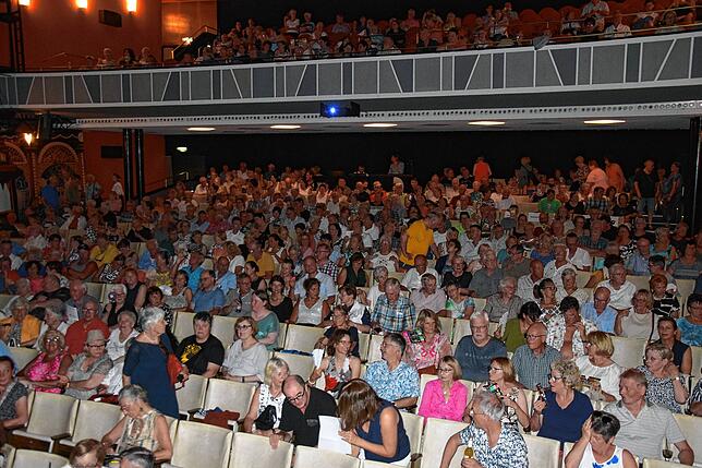 Ein ausverkauftes Haus begrüßte Emil Steinberger und seine Frau Niccel bei ihrem Besuch des Gloria-Theaters in Bad Säckingen.