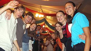 Im Festzelt auf der Waldshuter Chilbi 2025 wird ausgelassen gefeiert. Hier eine Aufnahme vom Wunschkonzert der Stadtmusik.