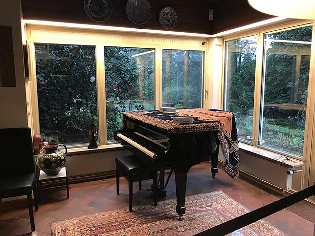 Der Flügel von Helmut Schmidt vor dem Fenster zum Garten. Der Kanzler war ein talentierter Pianist und passionierter Liebhaber ...