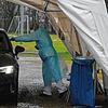 Eine Ärztin nimmt im Pavillon des Corona-Testzentrums des Bodenseekreises in Oberteuringen eine Probe von einem Autofahrer, der vom ...