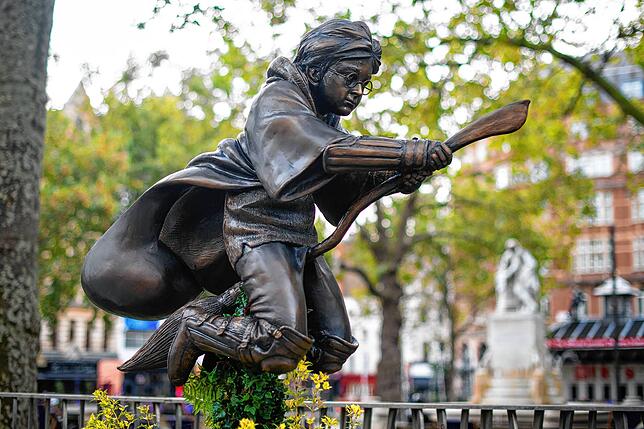 Auf dem Leicester Square im Zentrum Londons ist diese bronzene Figur von Harry Potter ein beliebtes Foto-Motiv.