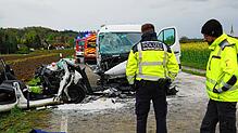 Einsatzkräfte der Polizei stehen an der Unfallstelle auf der Landstraße 286 bei Hoßkirch. Bei einem Zusammenprall eines Autos mit einem ...