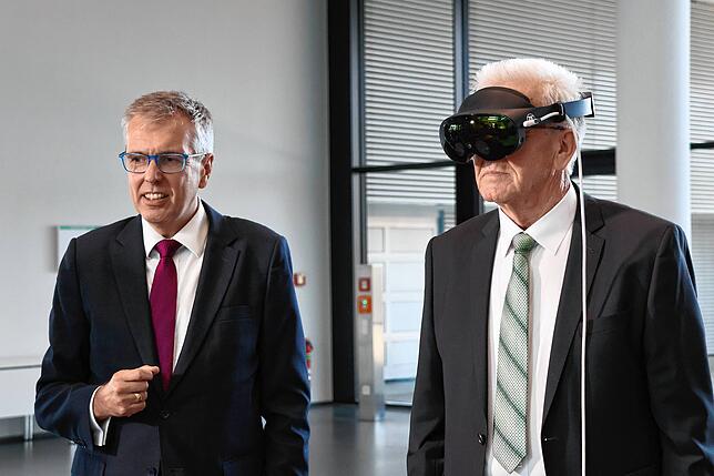 Ministerpräsident Winfried Kretschmann testet die VR-Brille.
