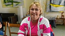Rike Zettl (60) beim Sprachtreff in Stockach. Das Thema bestimmen die Schüler.