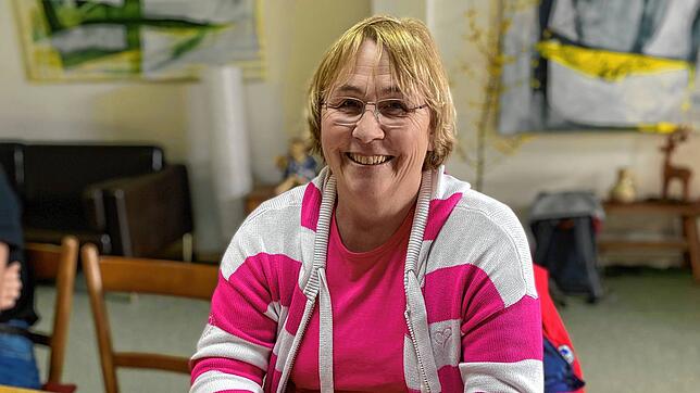 Rike Zettl (60) beim Sprachtreff in Stockach. Das Thema bestimmen die Schüler.