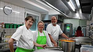 Sie gehören zum engagierten Fachpersonal in der Küche von Pflegeheim-Küchenchef Gerhard Satler (rechts): Cordula Kammerer (links) und ...