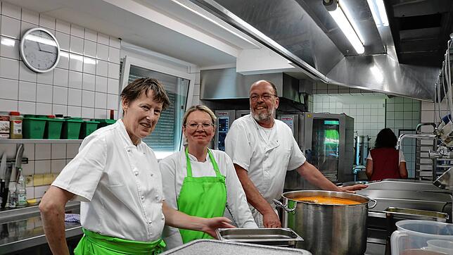 Sie gehören zum engagierten Fachpersonal in der Küche von Pflegeheim-Küchenchef Gerhard Satler (rechts): Cordula Kammerer (links) und ...