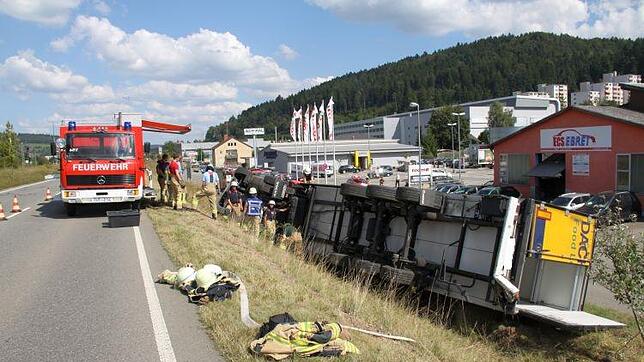 Bild : Sattelzug kippt um - B311 in Richtung Tuttlingen gesperrt