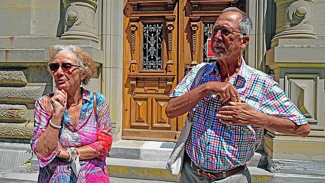 Trug das Urteil mit Fassung: Einzelkämpfer Viktor Schlak mit seiner Frau Elvira vor dem Amtsgericht. Eine Solidaritätsaktion anderer ...