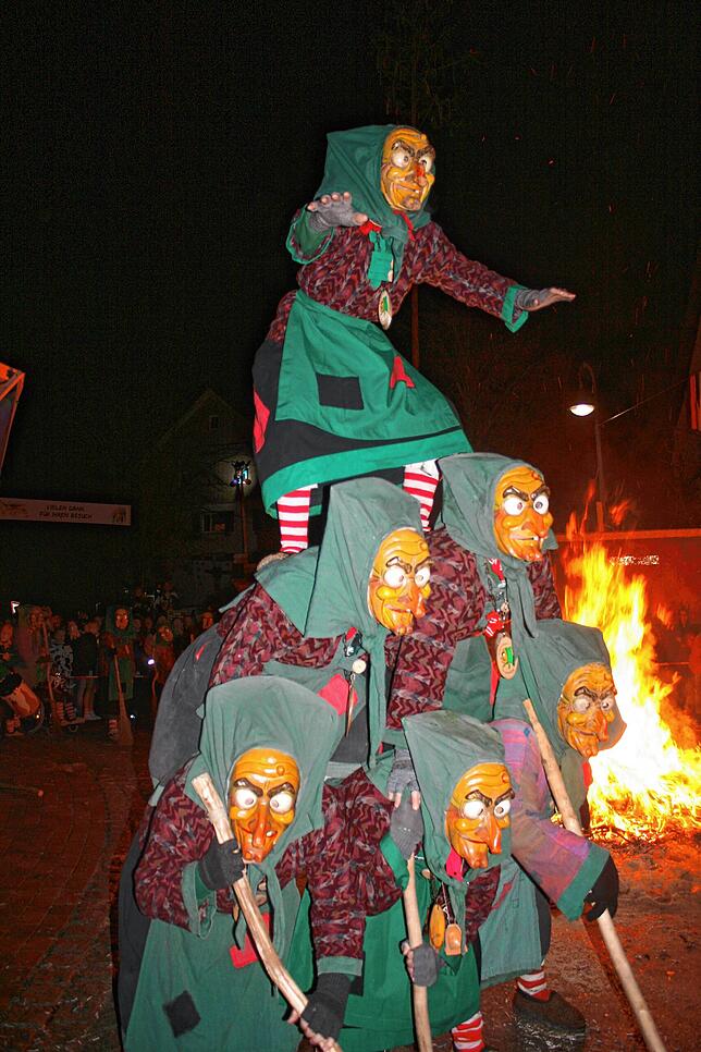 Die Tiengener Schlosshexen sprangen nicht nur durch das Feuer, sie bauten auch gekonnt Pyramiden