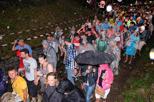 Konzertbesucher auf dem Weg in den Tunnel, der sich schnell zu einem Nadelöhr entwickelte.