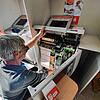 Ein Mitarbeiter schließt einen Automaten in der Übergangsfiliale der Sparkasse Bad Säckingen an.