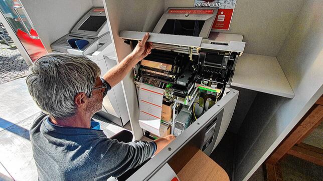 Ein Mitarbeiter schließt einen Automaten in der Übergangsfiliale der Sparkasse Bad Säckingen an.