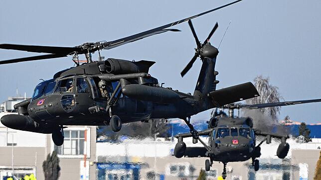Drei solcher Black Hawk Hubschrauber sind am Freitag, 17. Mai,  in ungefähr 100 bis 130 Meter Höhe über die Region geflogen. Sie waren ...