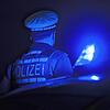 Ein Polizist steht im Rahmen eines Fototermins neben einem Polizeifahrzeug (Symbolbild). In Bad Säckingen ist ein 16-Jähriger mit dem ...