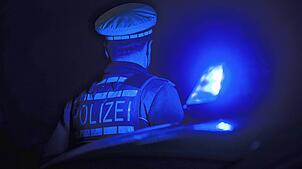 Ein Polizist steht im Rahmen eines Fototermins neben einem Polizeifahrzeug (Symbolbild). In Bad Säckingen ist ein 16-Jähriger mit dem ...