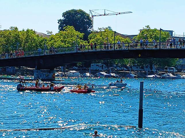 Kurz nachdem die Retter eintreffen, ist das Boot bereits gesunken. Ersthelfer springen ins Wasser, die DLRG eilt zur Rettung. Auf der ...