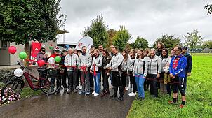 Feierliches Durchtrennen der roten Startlinie. Dem offiziellen Akt folgte eine gemeinsame Fahrt auf der Route „Küssabergs Burgeroberer“. ...
