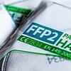 FFP2 Masken mit CE-Zertifizierung liegen auf einem Tisch. Dass die Zertifizierung jedoch auch garantiert, dass Coronaviren größtenteils ...