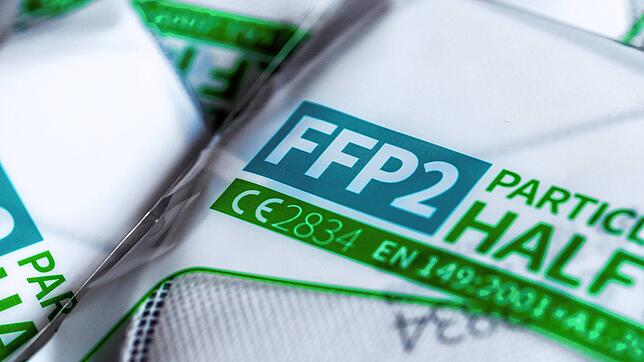 FFP2 Masken mit CE-Zertifizierung liegen auf einem Tisch. Dass die Zertifizierung jedoch auch garantiert, dass Coronaviren größtenteils ...