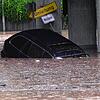 Ein Auto treibt durch das Hochwasser in einer Unterführung. Der Fahrer wurde vom Wasser überrascht, konnte sich aber noch rechtzeitig ...