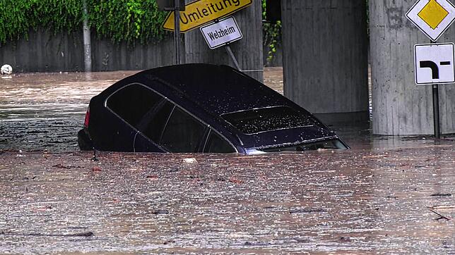 Ein Auto treibt durch das Hochwasser in einer Unterführung. Der Fahrer wurde vom Wasser überrascht, konnte sich aber noch rechtzeitig ...