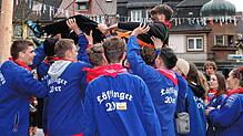 Der Held der Fasnacht in Löffingen 2024 ist Marian Mayer, der es beim Mal geschafft hat, in luftiger Höhe die Sicherungsseile zu lösen.
